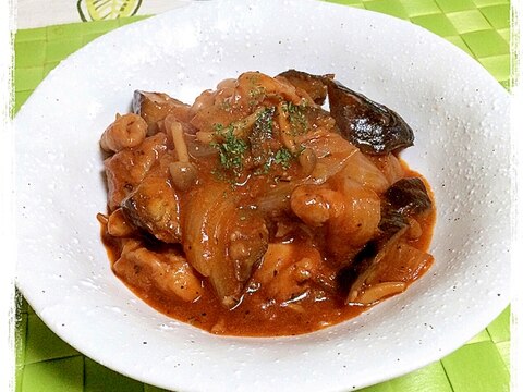 とろけるチーズが決め手♪鶏肉とナスのトマト煮